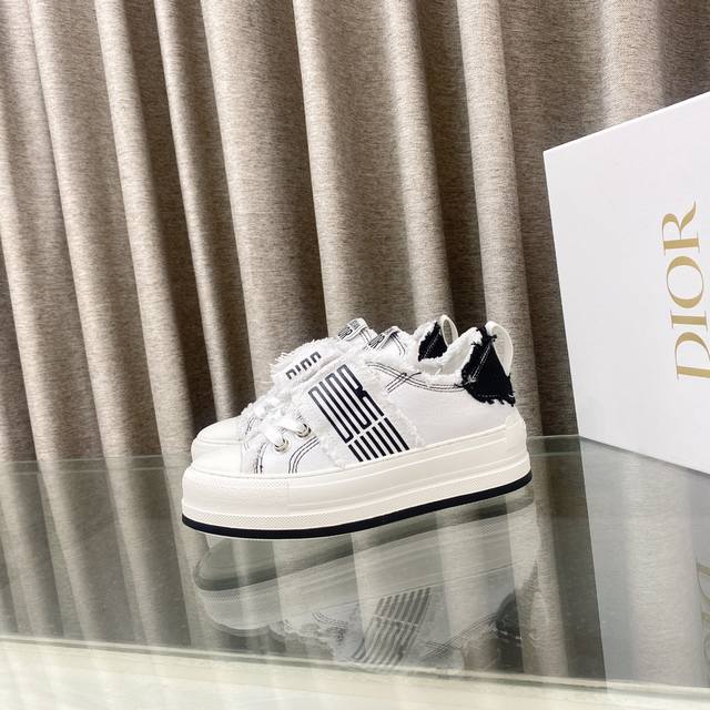 Dior迪奥2025老花 刺绣 厚底帆布鞋 休闲运动鞋 这款 Walk'n'dior 厚底运动鞋是一款时尚单品，提升该系列的格调。 Oblique 印花棉质刺绣