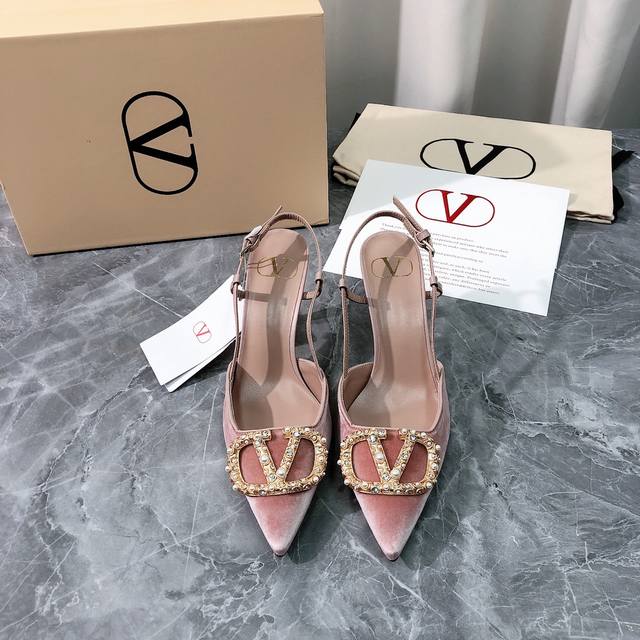 工厂P价P 顶级高端版本 代购品质 原版开发 Valentino 华伦天奴2025Ss新品爆款大扣镶嵌珍珠扣高跟凉鞋。V家新款扣子镶嵌珍珠装饰凉拖鞋抢手大爆款，