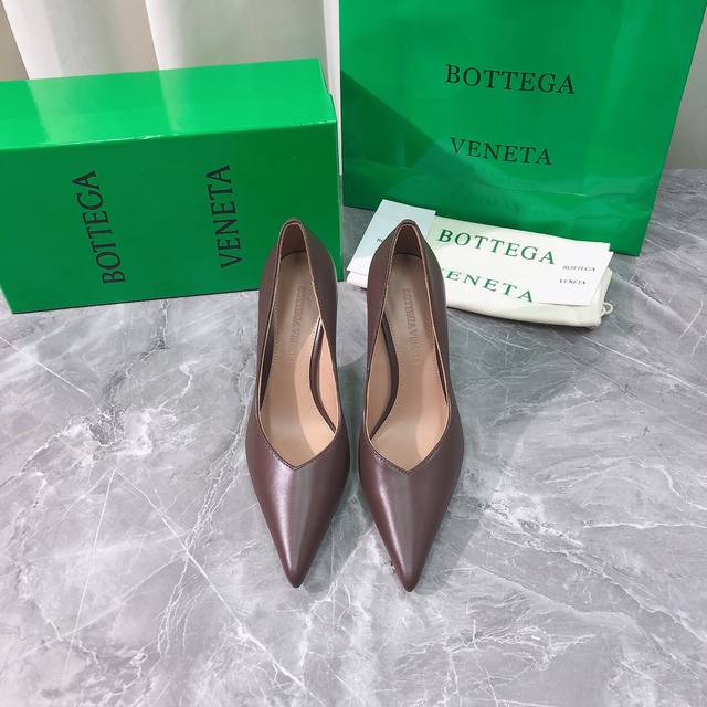 工厂P价P 顶级高端版本 代购品质 原版开发 Bottega Veneta2025Ss新品爆款夏季尖头坡跟女鞋Comet高跟鞋。Bv新款尖头坡跟抢手大爆款，In