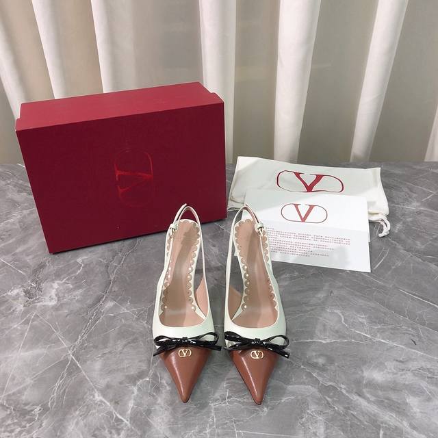 工厂P价P 顶级高端版本 代购品质 原版开发 Valentino 华伦天奴2025Ss新品爆款小蝴蝶结皮扣高跟凉鞋。V家新款真皮皮扣蝴蝶结高跟凉拖鞋抢手大爆款，