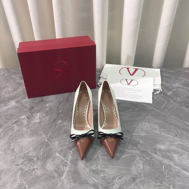 工厂P价P 顶级高端版本 代购品质 原版开发 Valentino 华伦天奴2025Ss新品爆款小蝴蝶结皮扣高跟鞋。V家新款真皮皮扣蝴蝶结高跟鞋抢手大爆款，Ins
