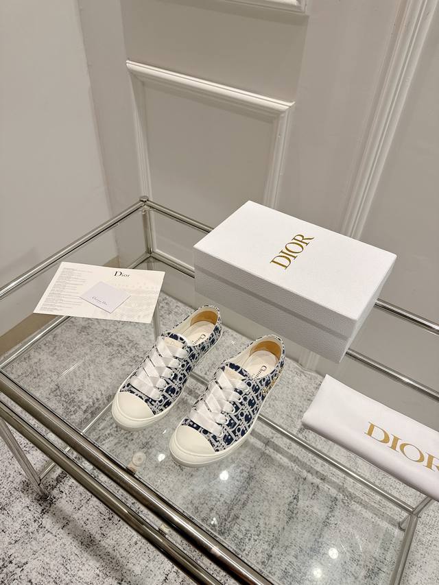 顶级版本：女款 Dior 迪奥 最新Lucky系列 绸缎 小白鞋 休闲 运动鞋 原版购入开发 做货 这款 Dior Lucky 运动鞋来自 Dioriviera