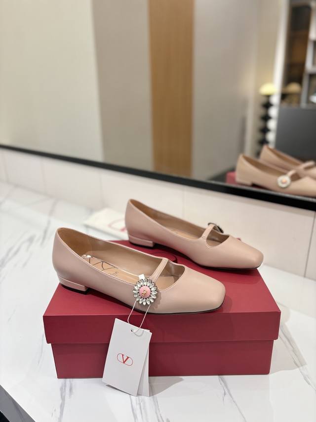 出厂价Pp： Valentino华伦天奴2025Ss新款蝴蝶结玛丽珍单鞋 蝴蝶结元素甜美又减龄 让人眼前一亮 简直就是甜美酷酷的完美适配 可盐可甜 鞋面：漆皮