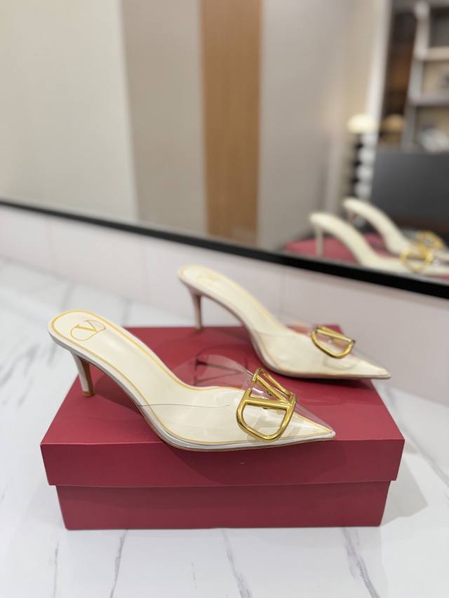 出厂价Pp： Valentino 华伦天奴推出全新透明胶片系列，胶片款Vlogo后系带高跟鞋尖头V扣凉鞋。 上脚非常修脚型 重点是很好非常好驾驭 不磨脚不累脚