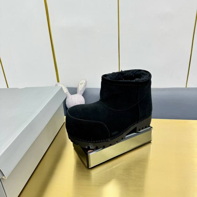 出短 中款 高款 男款加20 Balenciaga 巴黎世家 大头靴雪地靴 情侣款 时尚不分季节，泰国明星Fourth在30几度的天气穿着巴黎世家 洛杉矶走秀款