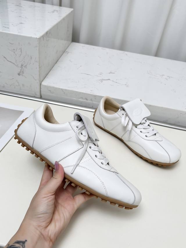 Tod's T-Marathon 系列运动休闲鞋从室内足球运动汲取灵感，复古风鞋面以柔软的纳帕皮革制成，加大鞋舌可以拆卸，缝线点缀的鞋底延伸至后跟，点缀特别的橡