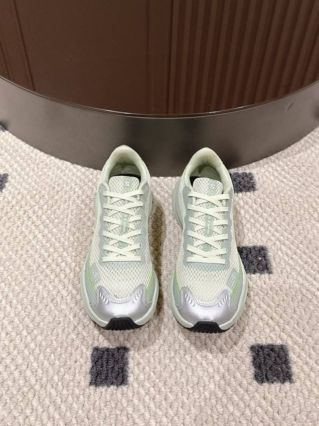 Salomon 萨洛蒙 与Mm6 Maison Margiela的联，萨洛蒙联名低帮跑鞋，Pe实验时尚 ×专业跑鞋，风格与功能并行，Salomon 专业跑底＋缓