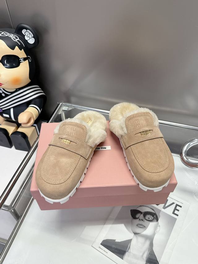 Miumiu 缪缪 24Ss秋冬新款 金币包头羊羔毛拖穆勒半拖鞋 保暖舒适百搭！顶级代购版 金币元素的高级感，早秋随意搭配， 脚感无敌，时尚的轮回Miumiu以