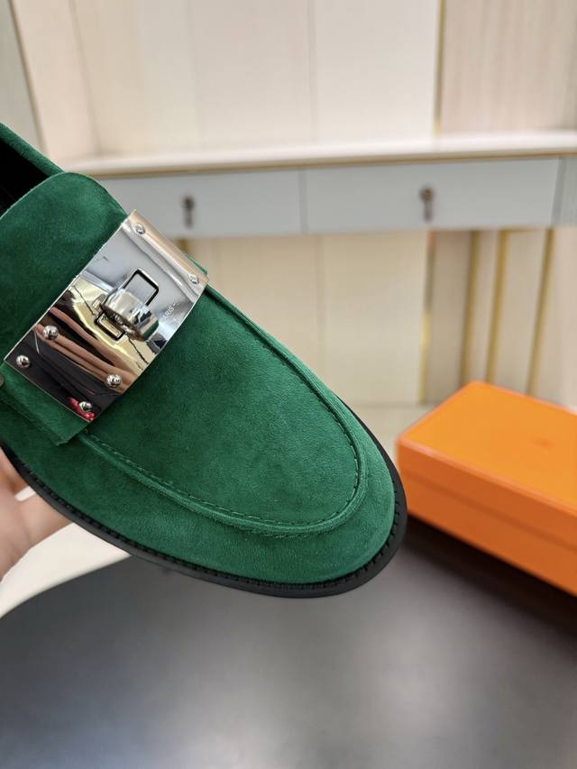 Hermes... A Eclair 新款Kelly+爆款系列 版型超正，有一定厚度**显腿长！透体透气 舒适的进口牛皮 春夏拼色兼具颜值舒适度的单品！ 渠道货