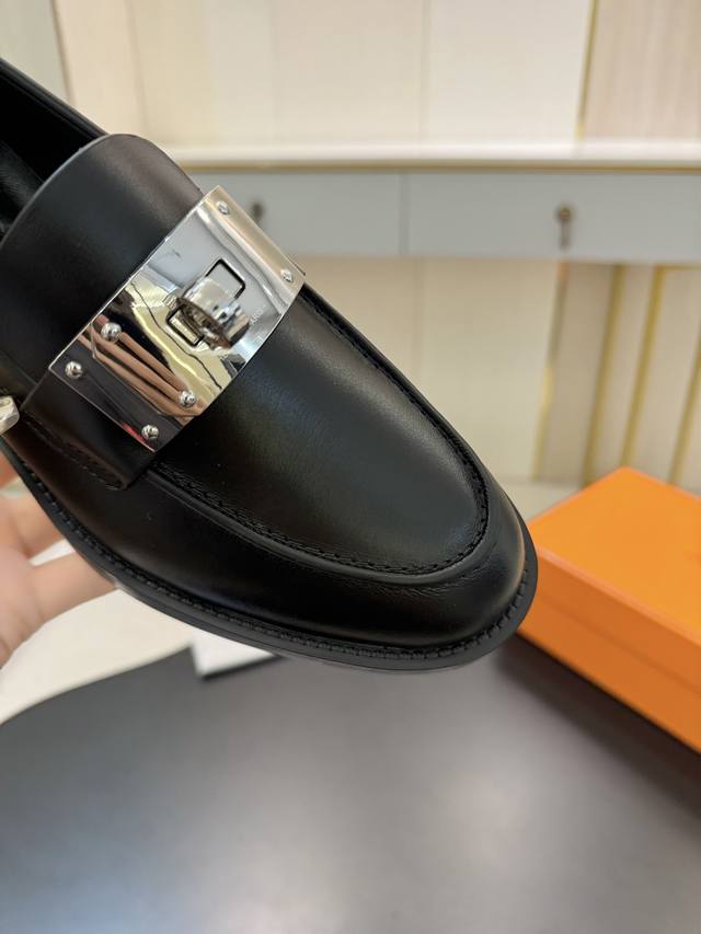 Hermes... A Eclair 新款Kelly+爆款系列 版型超正，有一定厚度增高显腿长！透体透气 舒适的进口牛皮 春夏拼色兼具颜值舒适度的单品！ 渠道货