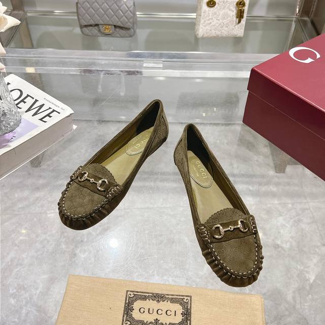 这款设计以优质迷你Gg绒面材质匠心打造，巧妙融合品牌经典传承与现代精致魅力。经典马衔扣细节以闪亮的银色调配件匠心呈现，为时尚百搭的廓形增添典雅格调。 尺码：35