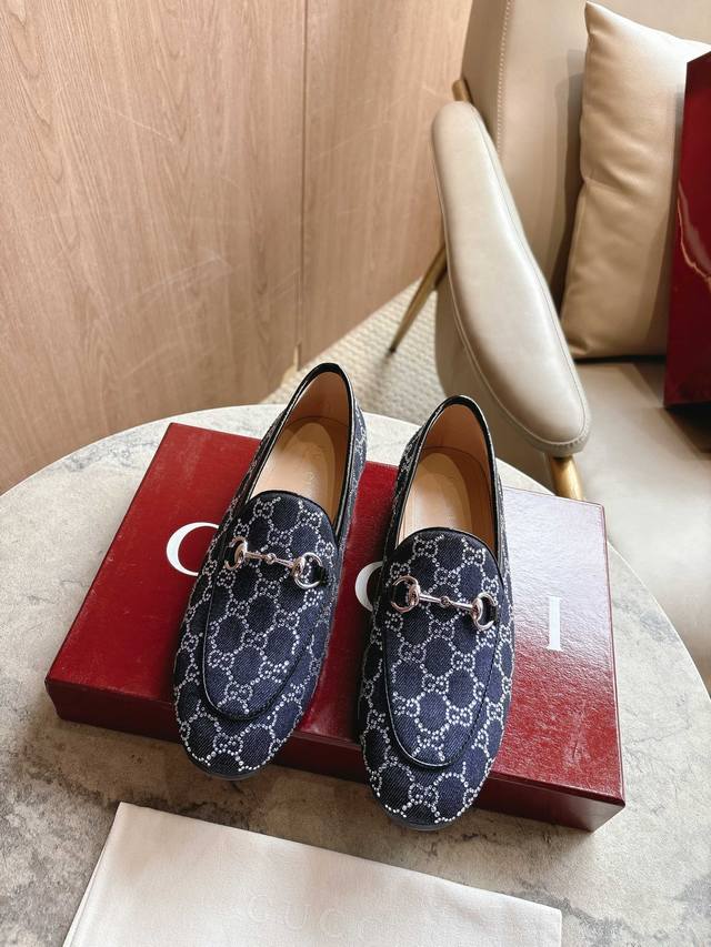 Princetown系列拖鞋自问世以来一直是Gucci的经典单品，现以精致材质与经典图案焕新演绎，彰显全新风貌。这款标志性穆勒鞋缀饰别致金色调马衔扣，致敬品牌悠
