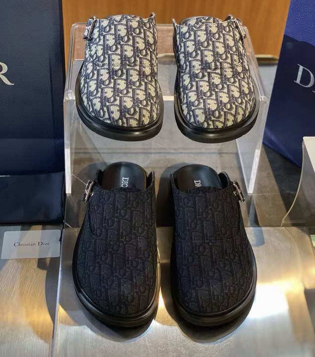 Dior 迪奥 穆勒鞋 勃肯鞋 男仕拖鞋 真的很酷 又时尚又舒适 软底软面，原版复刻，非常拉风的沙滩拖鞋 Size 39-45 原盒包装配件 厂价P
