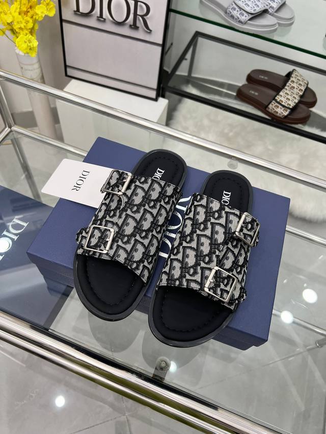 这款 Dior Alias 凉鞋是二零二五秋季系列新品，采用高雅的设计彰显 Dior 的高订风格经典标志。Oblique 印花面料鞋面饰以两个点缀以 Dior