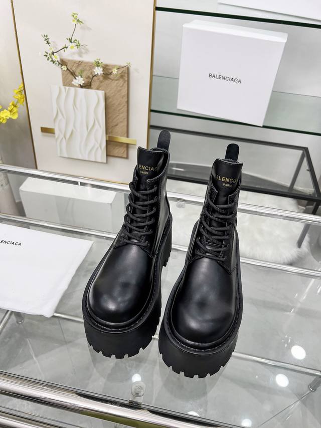 Balenciag*巴黎世家25 秋冬 厚底短靴25人手一对也不为过 重工之做 看实物说话。 鞋面：定制进口牛皮 内里：定制进口小牛内里 鞋底：定制大底 靴筒高