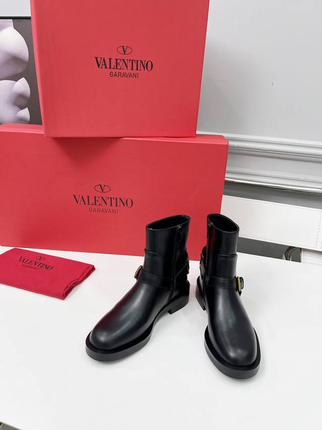 2025Valentino.华伦天奴专柜最新系列V家火铆爆钉金属元素短靴. 上脚大气奢华艳丽. 细节完美. 精致耐看. 可任意配搭春夏秋冬美丽服饰. 面料:原版