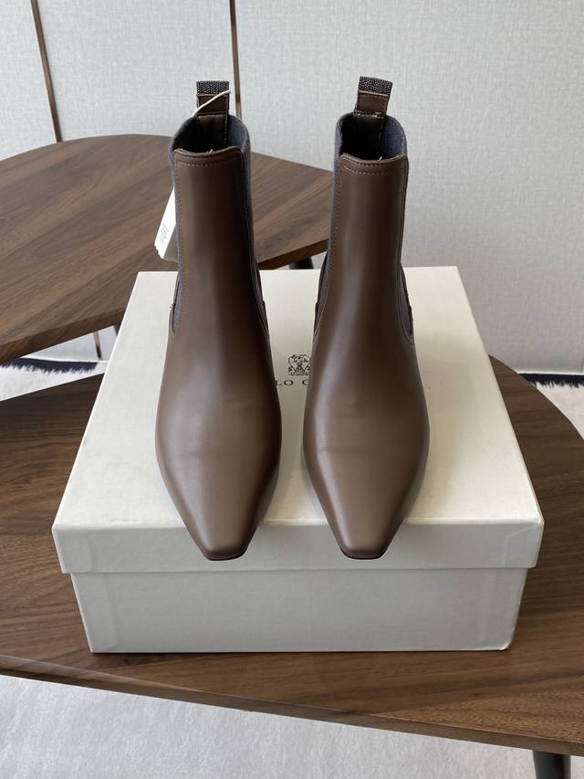 Brunello Cucineli Ss25New Arrival～ 秋冬新款系 尖头 短靴 上脚帅气舒适 秋冬一定要有一双Bc的战靴 Bc家的品牌鞋子设计基本