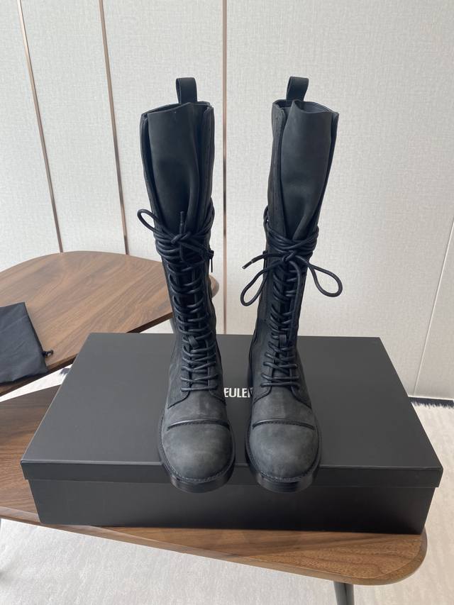 Ann Demeulemeeste* 25Ss新款绑带靴 该系列将未加工的粗粝质感与细腻的脆弱美学创造性结合，在解构主义剪裁中塑造出兼具力量与柔情的现代女性形象