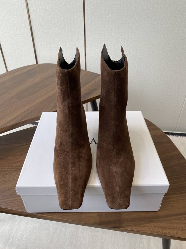 Khaite 25Ss 秋冬新款绝美神靴 又A又飒不一定斩男，但一定斩女 鞋型纤细又时髦，微微的堆积感超显腿细 女神的百搭瘦腿靴，轻松穿出时尚大长腿 鞋面：原版