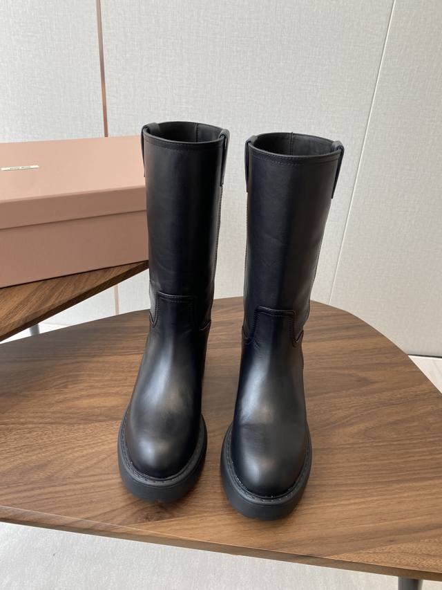Miu Miu Fw25 New Arrival～ 缪缪 25Ss 秋冬新款厚底高筒裸靴 骑士靴 简约鞋面点缀 高级感满满 上脚超级有型～酷酷的非常帅气好看，时