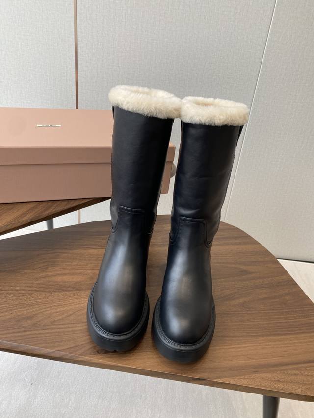 Miu Miu Fw25 New Arrival～ 缪缪 25Ss 秋冬新款厚底高筒裸靴 骑士靴 简约鞋面点缀 高级感满满 上脚超级有型～酷酷的非常帅气好看，时