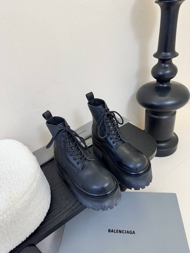 Balenciaga巴黎世家走秀款短靴、巴黎时装周重磅新品，海外各大博主相继大秀金卡戴珊Kardashian Kollection欧美天后麻辣鸡Nickimin
