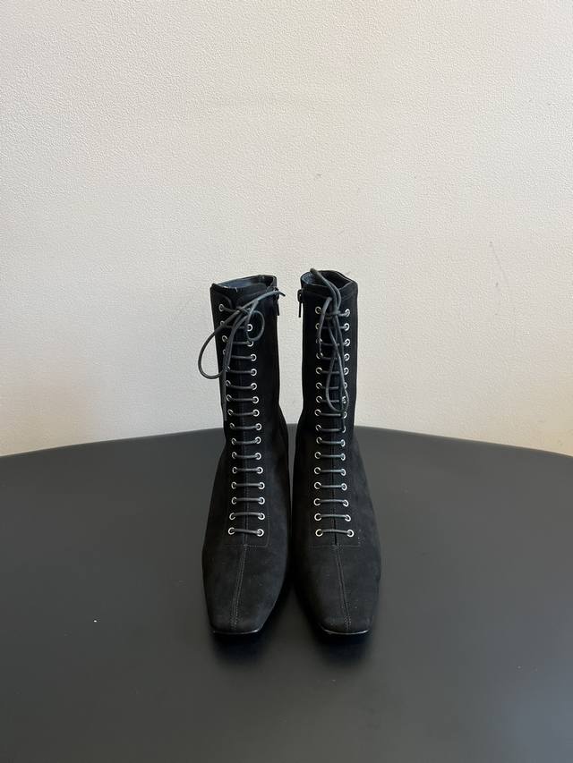 Toteme 25Ss 新款 方头绑带高跟靴 Toteme 的设计灵感源自瑞典的极简主义生活方式，强调简约、实用和经典。品牌以纯色系基础单品为主，如毛衣、衬衫、