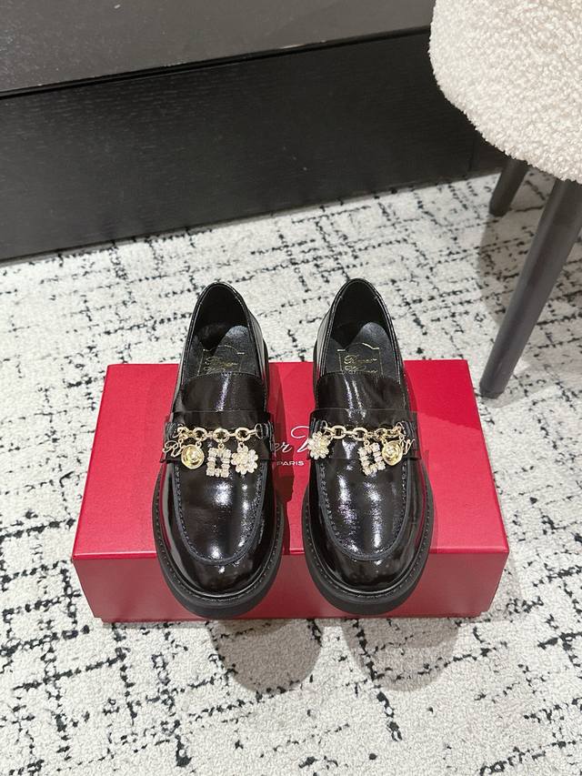 Roger Vivier 25Ss 春夏 Rv新款厚底乐福鞋都到现货了～带衬垫厚底踝靴帅气有型 锯齿形鞋底拥有强大的抓地力，确保步履稳健。 原装开边珠牛皮 高级