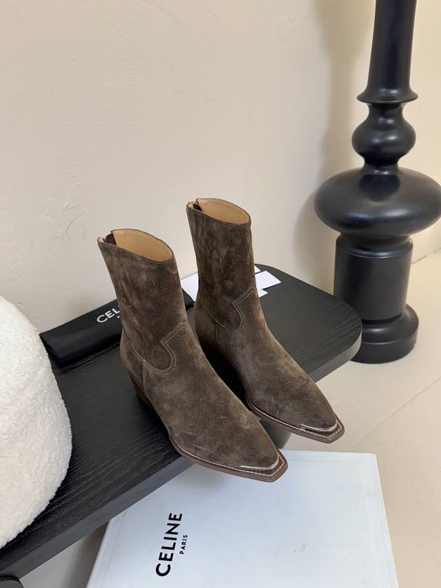 牛京 牛皮 Celine 思琳专柜秋冬最新时装靴、走秀款时尚博主同款 早秋力推单品！复古欧美风格 炸街必备单品 凯旋门Logo点缀 非常高端有气质 四季可穿的短