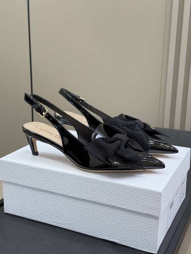 顶级品质 Dior Fw25 New Arrival～ Cd 25秋冬蝴蝶结 Slingback，大大的锻炼蝴蝶结，好美呀 别致的小弯跟，搭配小尖头，性感可爱