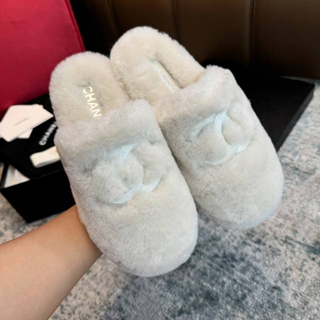 代购版本 莞货 香奈儿24K毛毛拖鞋 秋冬怎么能少了一双毛毛拖鞋呀～ 毛绒绒的太舒服 太可爱啦～时髦单品！ 三色都有原版，纯羊毛一体 比市面普通毛贵很多 不惜成