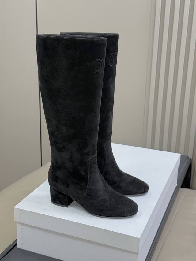 顶级品质 Celine 秋冬凯旋门长靴新品 膝下的高度，轻松驾驭的！ 小粗跟很稳妥，舒适度不用担心呀！凯旋门Logo压印，简单但不乏精致感！ 小牛皮鞋面，意大利