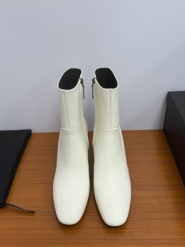 顶级品质 Saint Laurent Fw25 New Arrival～ Ysl圣罗兰2025秋冬新款 短款高跟裸靴 整个鞋非常的简约大气～小方头更加的精致时髦