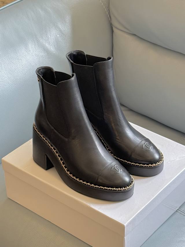 顶级品质 Chanl Fw25 New Arrival～ 小香25秋冬粗跟短靴新品 延续小香经典拼色设计，经典链条装饰 小羊皮质感超好，软糯舒适，上脚没有磨合期
