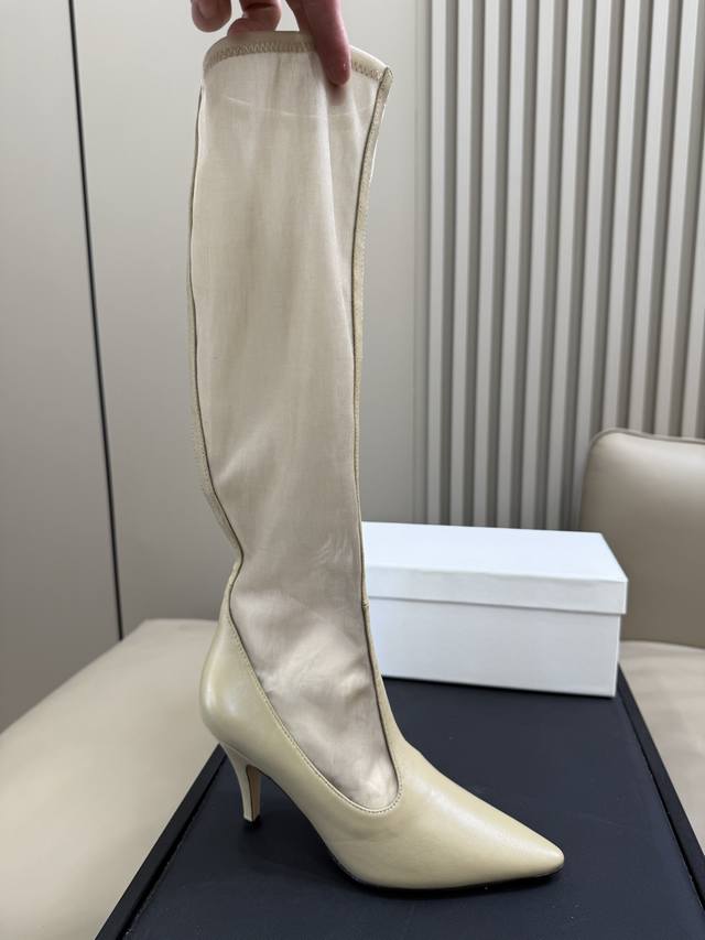 顶级品质 在The Row 2025春夏系列中，极简奢华再一次精准落地。 这双 90Mm Mesh Knee-High Boots 延续品牌一贯的克制与高定精神