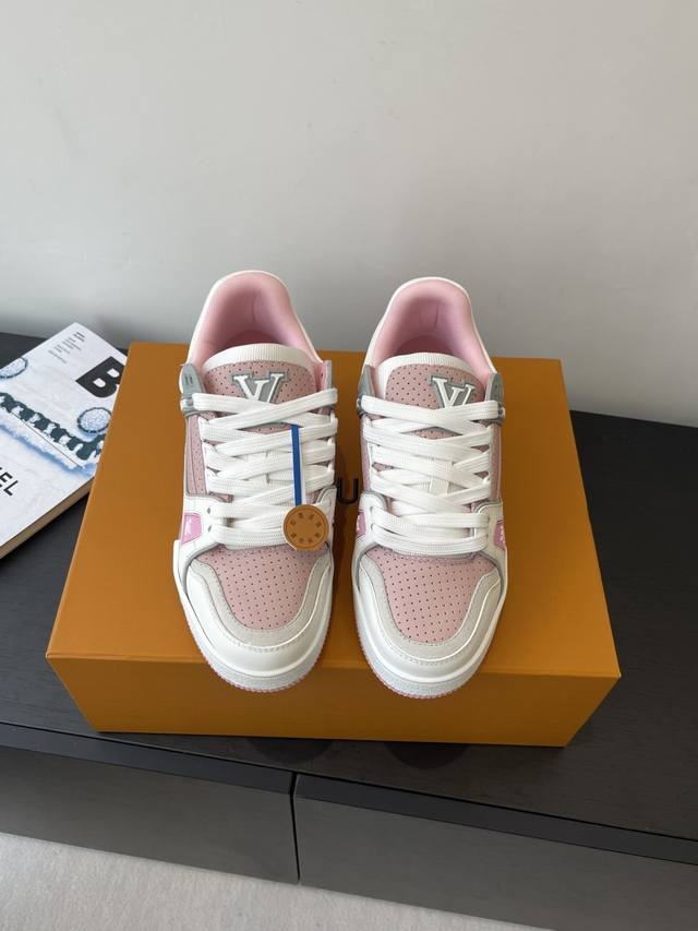 Lv Tarine路易威登L家运动鞋 滑板鞋 情侣款 原版购入开发 做货 本款Lv Trainer 运动鞋选用牛皮革塑造繁复鞋面，需要数小时的匠心缝制方可完成。
