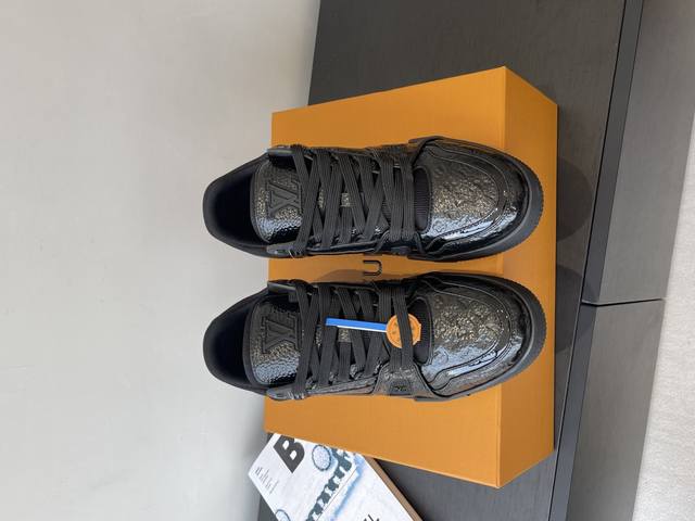 Lv Tarine路易威登L家运动鞋 滑板鞋 男款 原版购入开发 做货 本款Lv Trainer 运动鞋选用牛皮革塑造繁复鞋面，需要数小时的匠心缝制方可完成。经