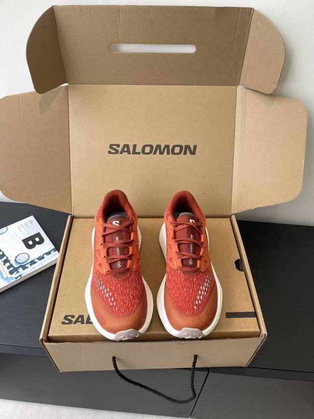 Salomon 萨洛蒙 第三代 Aero Glide 3 Grvl 鞋面 Grvl版本编织更加紧密、外侧的压胶也有防污防泼水的功效 透气性很好 鞋头和中足较宽
