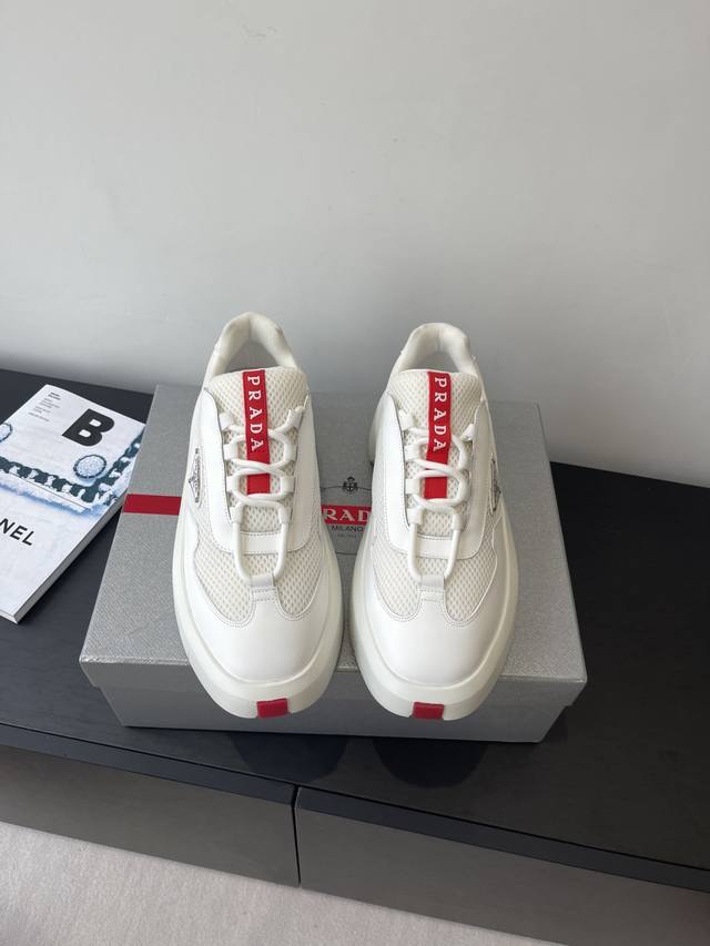 Prada 普拉达 25Ss新款 小白鞋 休闲运动鞋 情侣款 经典升级 这款运动鞋延续经久不衰的轮廓 采用牛皮革精心制作 提升格调 款式轻盈 搭配三角扣标志 四