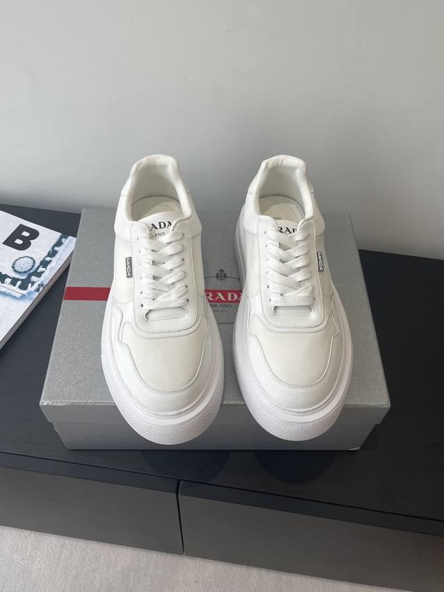 Prada 普拉达 25Ss新款 休闲 厚底小白鞋 情侣款 重版推出 高品质出货 优雅大方 上脚舒适 超级经典 上脚超轻超级舒适 三角标点缀 简单高级 轻松拉长