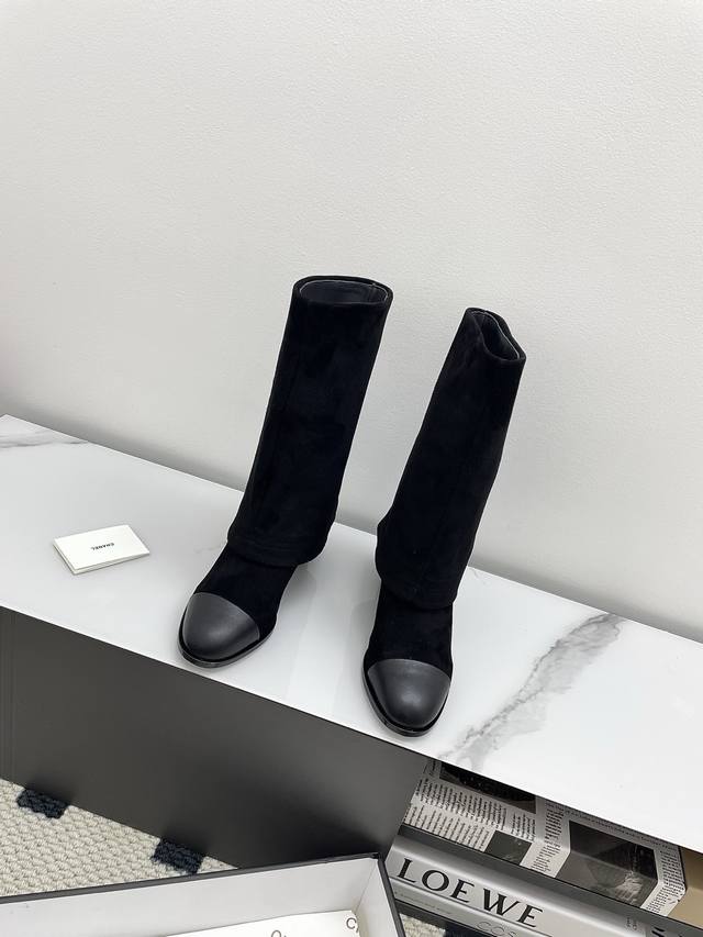 Chanel香奈儿小香2025秋冬新款拼色粗跟裤管靴长靴 标志性的大链条设计，把经典玩出花！粗旷却不失精致的金属链条环绕靴筒，在硬朗与柔美间达到精妙平衡，碰撞出