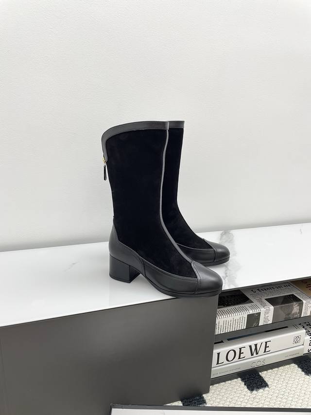 代购级Chanel 小香 25Ss 秋冬新款 圆头拉链短靴 这款厚底在欧美街拍中出境率超高，Ins也是火了一把，调鞋楦都调了一个月,整体线条流畅性保持跟原版一致