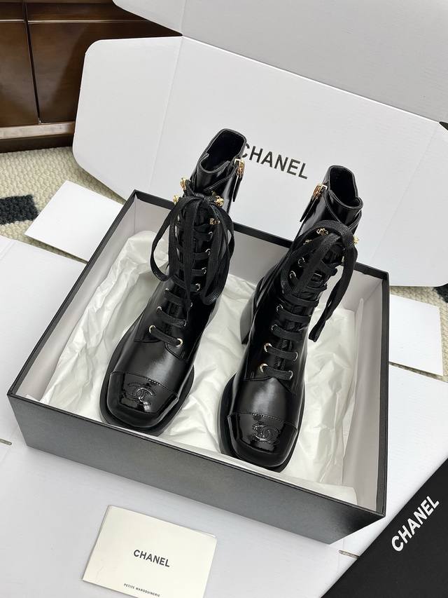 官网同步盒包装 代购级Chanel 小香25Ss 年秋冬新款系带马丁靴短靴 超级好穿又百搭的款式市面最高版 简约款更多的心思会花在面料和鞋型上要做到秀气有线条感