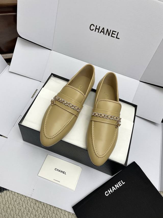飞机盒10 代购级Chanel 25Ss 小香 新款 双C链条乐福鞋 单鞋 香奶奶新品乐福鞋 设计简约高级，超级百搭款！双C Logo点缀！进口牛皮肉眼可见的天