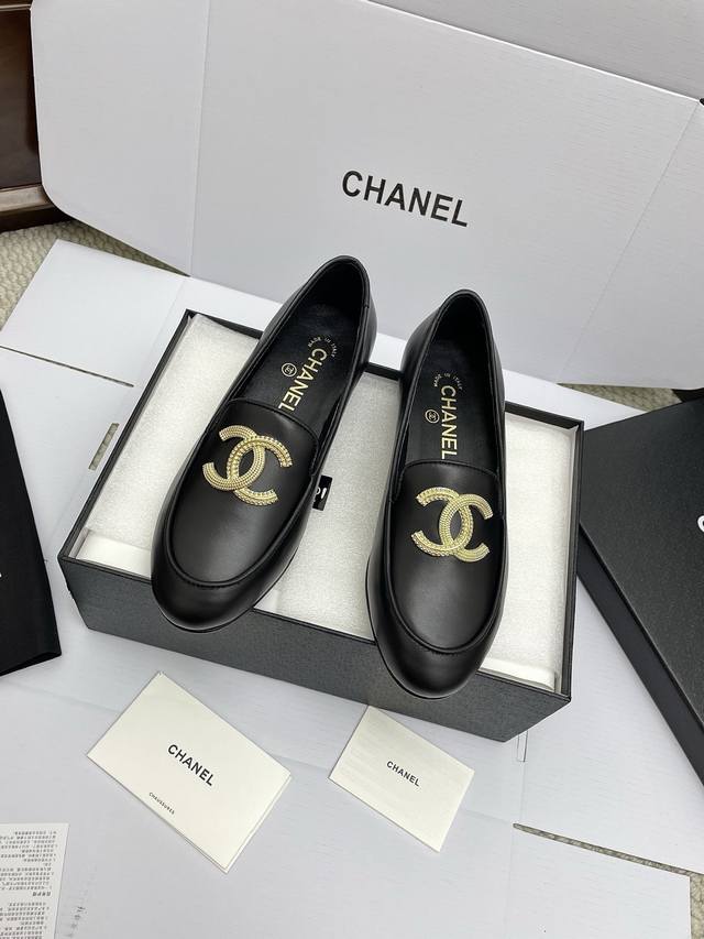 飞机盒10 代购级Chanel 25Ss 小香 新款 双C铜扣乐福鞋 单鞋 香奶奶新品乐福鞋 设计简约高级，超级百搭款！双C Logo点缀！进口牛皮肉眼可见的天