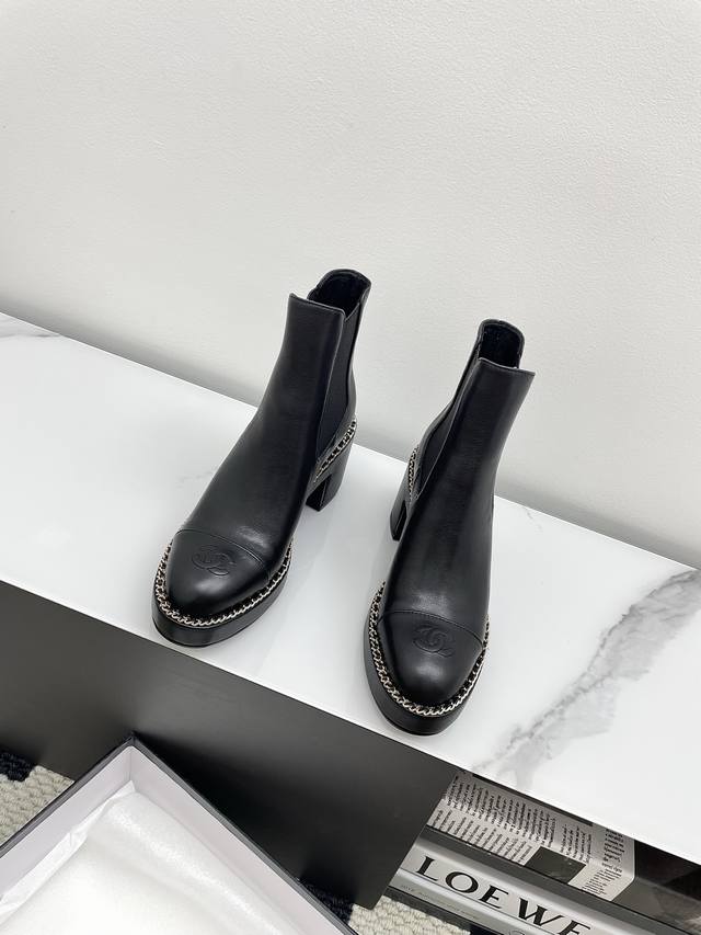 Chanel 2025秋冬新款链条粗跟切尔西短靴 香奈儿秋冬重工爆款短靴，小红书力推款，怎么搭配都好看，时髦精必备，香奈儿女士钟爱简约又难以抗拒搭配展现与众不同