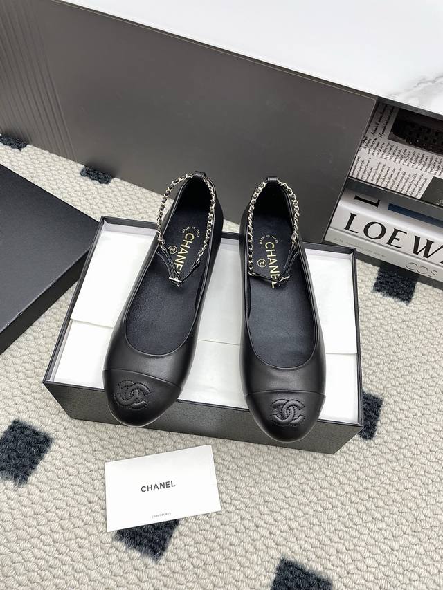 代购级 Chanel小香 25Ss 春夏新款拼色圆头脚环玛丽珍鞋 单鞋 复古的玛丽珍太对味了，个人最喜欢好经典的搭配，颇有80年代复古小香风的感觉，款式新颖时尚