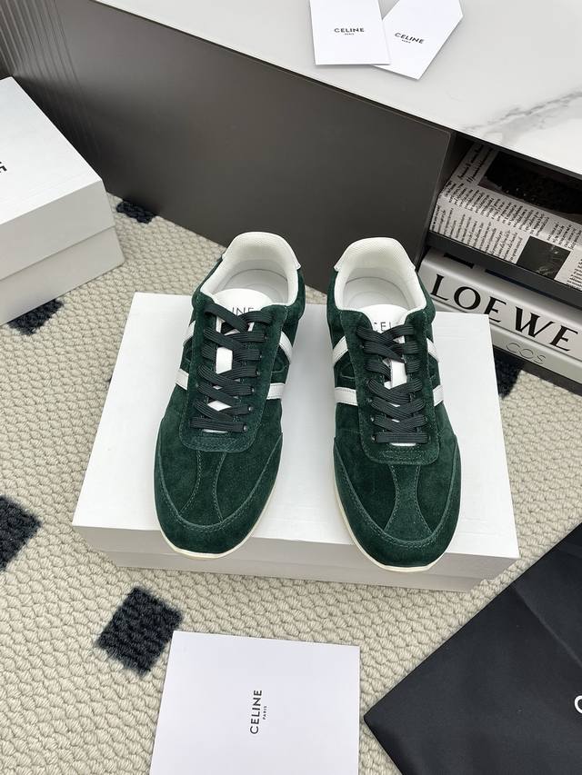 Celine 赛琳 Jogger Triomphe低帮系带运动鞋 绒面阿甘鞋 系带平底休闲鞋 德训鞋 Celine呈现全新“Racer”运动鞋丰富其鞋履系列。