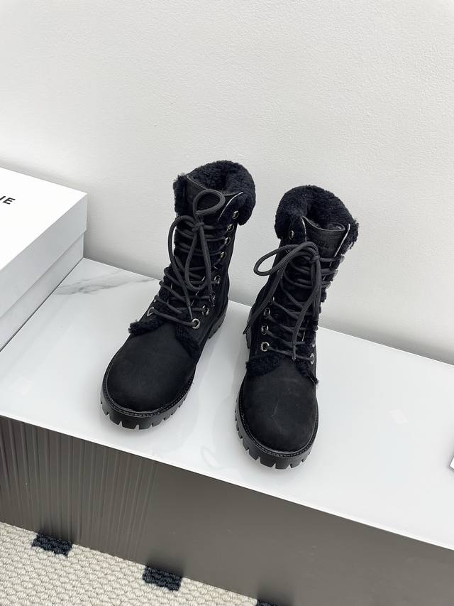 男10情侣款Celine 思琳 25Ss秋冬新款毛里系带短靴 大黄靴 最近走秀款明星时尚博主同款 今年秋冬主推系列 简约大气百搭 冬天穿搭非常好看！！反毛口设计