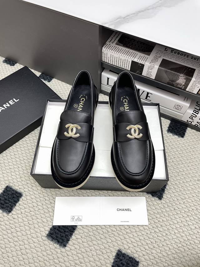 代购级Chanel 25Ss 小香 新款 双C款 乐福鞋 单鞋 香奶奶新品乐福鞋 设计简约高级，超级百搭款！双C Logo点缀！进口牛皮肉眼可见的天然动物皮革的